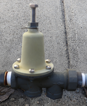 Good quality bronze/brass pressure regulator suitable for sprinkler system or house.